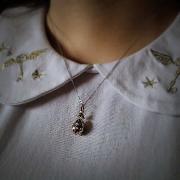 Harry Potter Golden Egg Necklace with pearl inside, Charmed Aroma - Picture 9 of 9